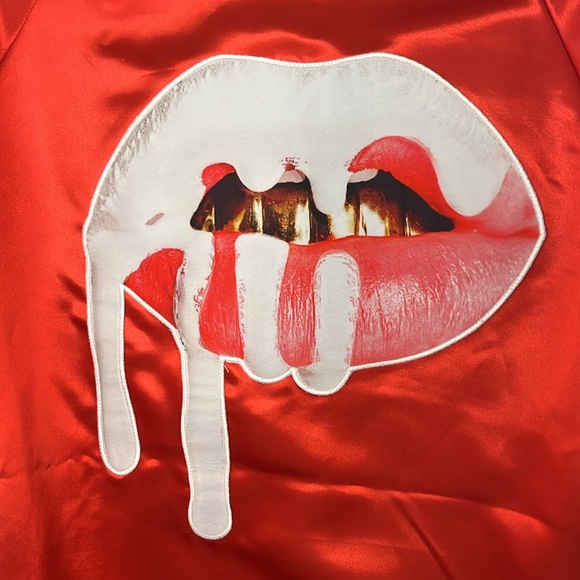 KYLIE JENNER LIPS SATIN RED BOMBER JACKET SZ MEDIUM - Picture 2 of 5